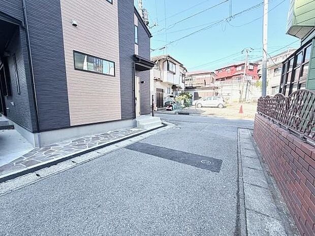 前面道路は約4m。角地のため接道は二方向と、車通りも少なく落ち着いた環境!安心して生活していただけます。