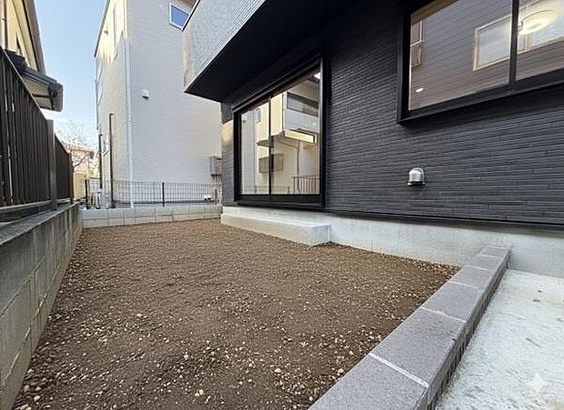 駐車スペースの後ろにちょっとしたお庭がございます。家庭菜園にもチャレンジできそうです!