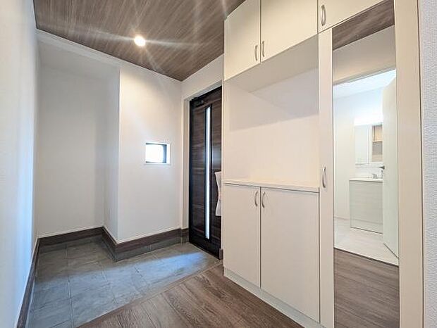 広々とした玄関スペースは、お出かけ前の身支度をゆったりとでき、お出かけ時間が重なっても安心です。また大きめの収納も完備しており、玄関スペースをスッキリと整理整頓ができます。