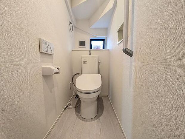 1階トイレ。2階にもトイレがございますので朝の忙しい時間帯でも安心です。