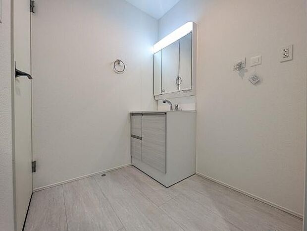 3面鏡付き洗面台!鏡裏には収納がございますので散らかりがちな洗面まわりもスッキリ!3面鏡ですのでヘアセットやメイクの仕上がりを様々な角度で確認できます!