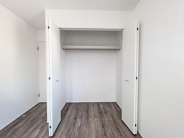 クローゼットは横幅のあるタイプで、ハンガーパイプ付き。衣類をたっぷり掛けられ、見やすく使いがっての良い収納です!