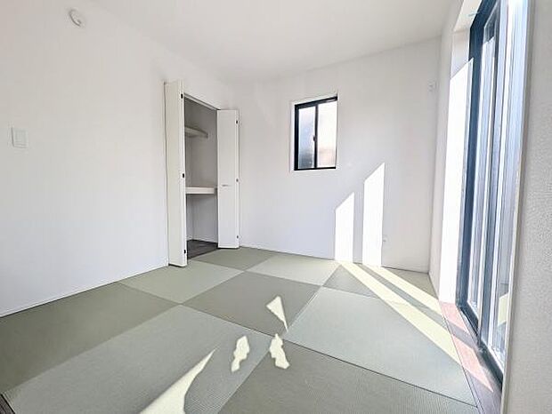 リビング横には4.5帖の和室。落ち着いた空間です♪