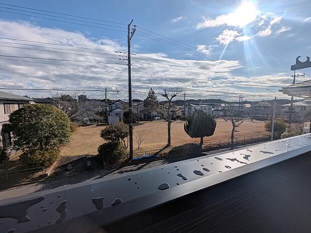 バルコニーからは公園が一望出来ます♪お子さまを見守る、朝起きてコーヒーを飲む、ゆったりとした時間が過ごせます♪