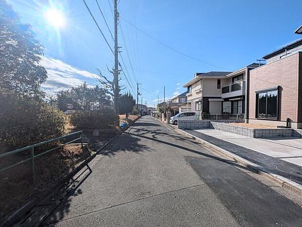 前面道路は5m。車通りも少なく、落ち着いた暮らしが出来ます♪