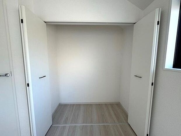 広めの収納を完備しており、空間をスッキリと整理整頓することができます。全居室に収納がございます。