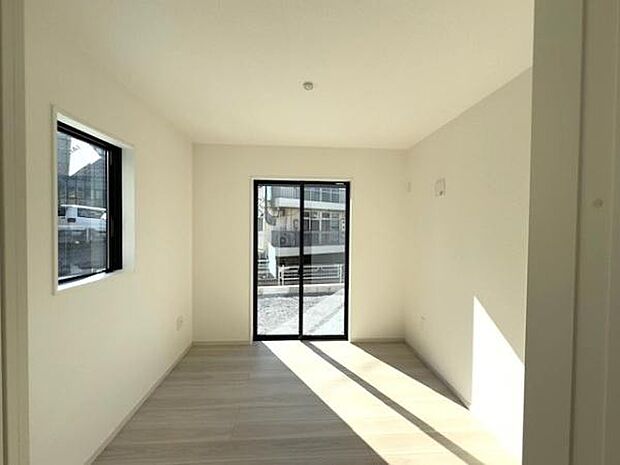 約4.5帖の洋室は、リビングと繋げて開放的にご使用いただく事ができます。客間や、お子様のお部屋としてもオススメです♪