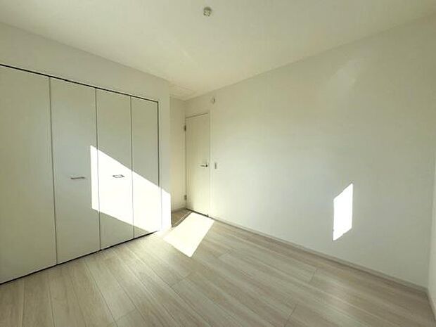 5.2帖ながら家具レイアウトがしやすい、使い勝手の良い洋室!明るさを確保しつつ、落ち着いたプライベート空間としてお使いいただけます!