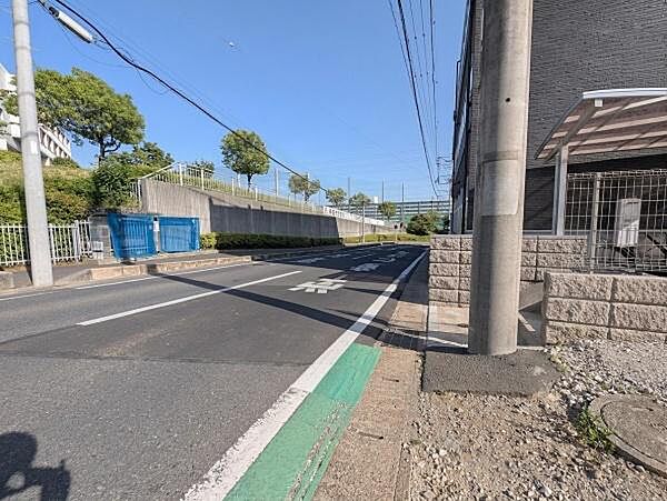 前面道路は広々7m。徒歩でも安心の道、バス停も目の前にございます。