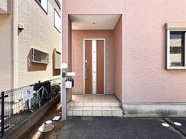 雨の日は傘を閉じても濡れない、安心の玄関ポーチ付き！