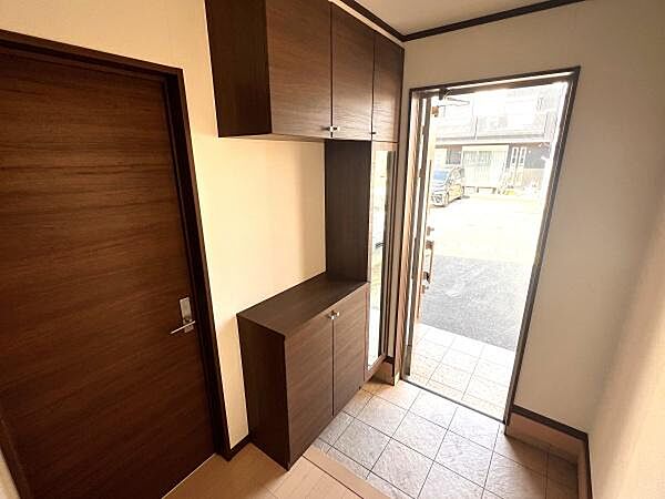 すっきりとしたデザインの玄関です!シューズボックスも備わっていますので収納には困りませんね！
