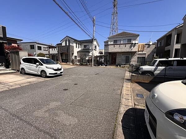 前面道路も広々でお車の出し入れも簡単です。