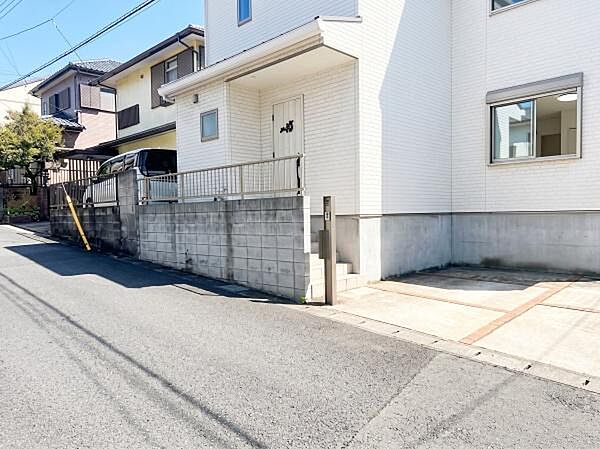 前面道路の幅員約6.0ｍ。車通りも少ないので駐車もラクラクです！