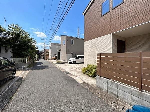 前面道路約4.0m。車通りが少ないので小さいお子様にも安心です！