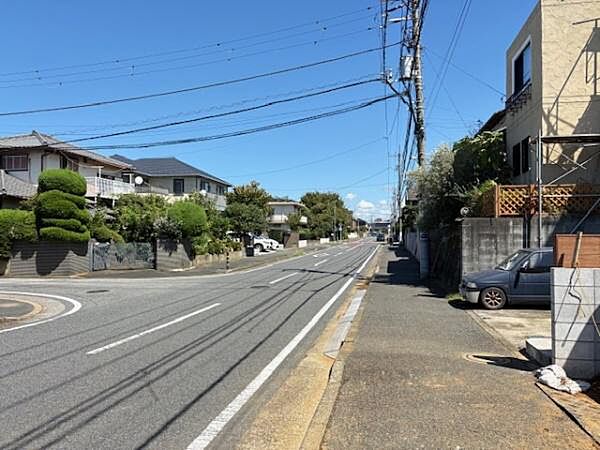 前面道路はゆとりがございます。