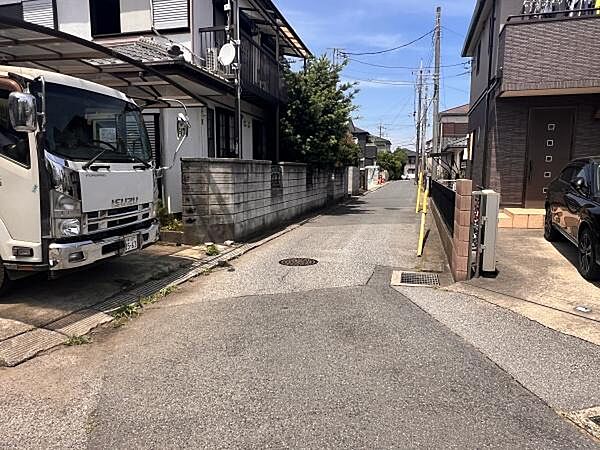前面道路約4.0m。車通りが少ないので小さいお子様にも安心です！