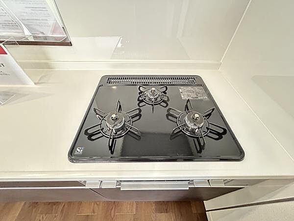 三口コンロを採用し、複数の料理を同時に進められる快適なキッチンスペース。忙しい毎日もスムーズに調理ができ、家族との時間をゆっくり楽しめます。もちろん床下収納ございます。
