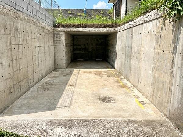 駐車スペースは2台分。（車種による）