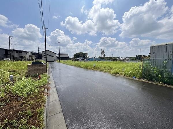 分譲地内は車通りも少なく、小さなお子様がいる家庭でも安心してお過ごしいただけます。