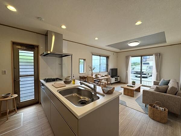 別角度からのリビング撮影です。家具のレイアウトもしやすい空間設計。ご家族の暮らしに合わせて使いやすくアレンジできます。家具はCGです。