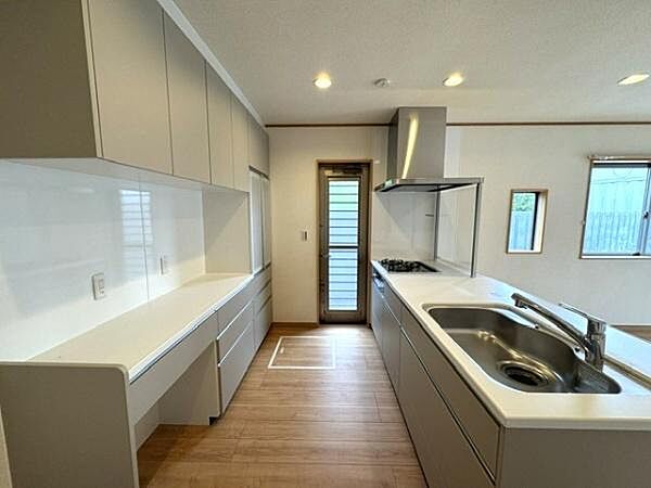 別角度からの写真です。キッチンには統一感のあるカップボード付き。毎日のお料理を楽しくしてくれます。