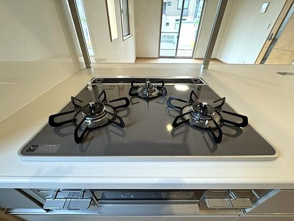 三口コンロを採用し、複数の料理を同時に進められる快適なキッチンスペース。忙しい毎日もスムーズに調理ができ、家族との時間をゆっくり楽しめます。もちろん床下収納ございます。