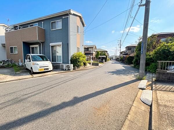 前面道路幅員約6ｍ。車通りも少なく落ち着いた暮らしができます！