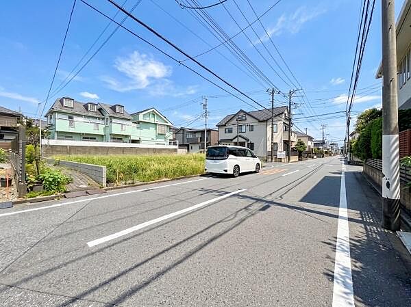 前面道路は約8.0m。車通りが少ない為落ち着いた生活が出来ます。