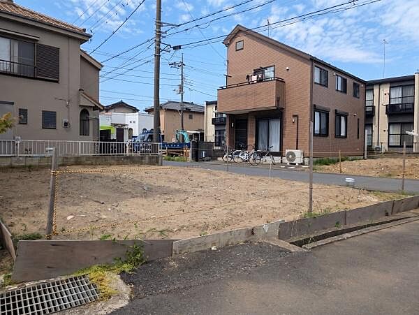大通りから一本入った場所に位置する為、利便性がありながら落ちついた暮らしが出来そうですね！