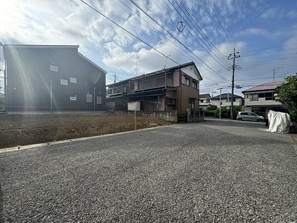 前面道路5.6m～7.4m。車通りも少ないので落ち着いた暮らしができます。