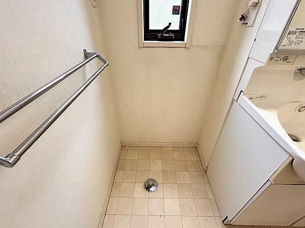洗面台横に洗濯機置き場を確保。家事動線がまとまっており、効率よくお使いいただけます。