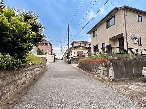 5ｍ道路に面しているため、お車の出し入れもラクラクです！