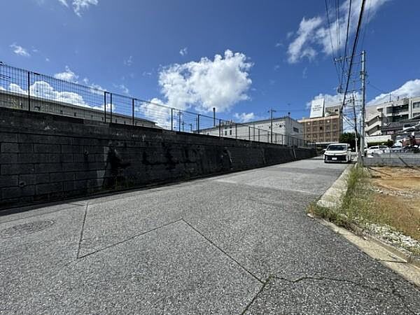 6ｍ道路に面しているため、お車の出し入れもラクラクです！