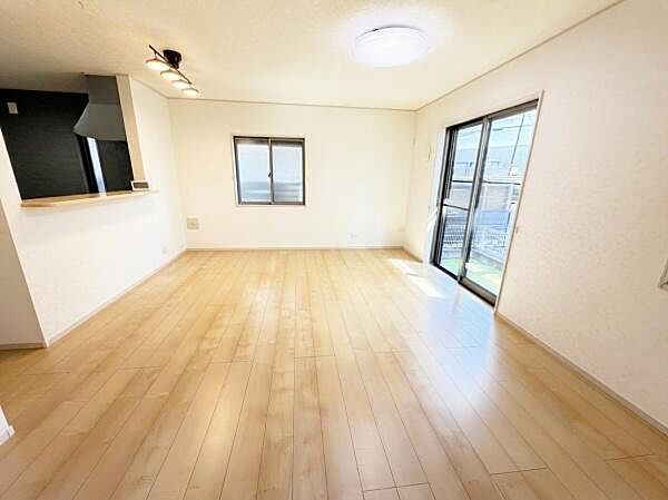 15.15帖のLDKです！南側の窓から日の光と心地よい風を取り入れます。