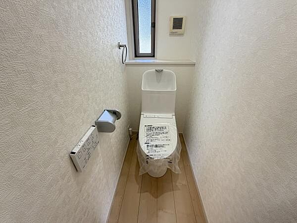 1階トイレです。1階も2階もシャワートイレ完備！