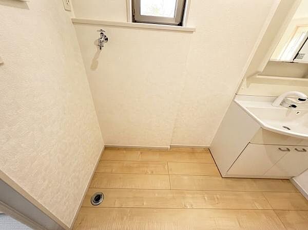 洗面台横に洗濯機置き場を確保。家事動線がまとまっており、効率よくお使いいただけます。