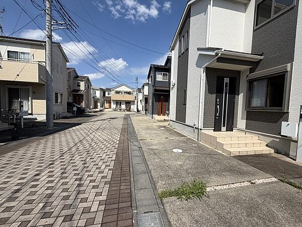 5ｍ道路に面しているため、お車の出し入れもラクラクです！