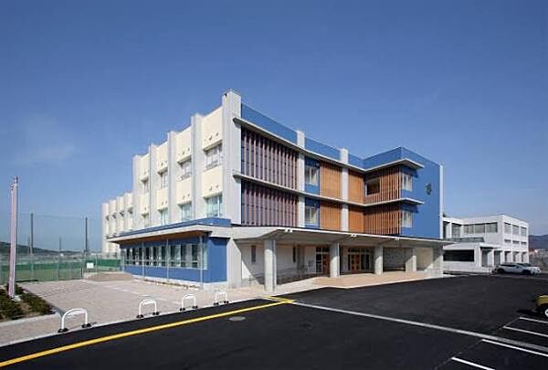 紀の川市立荒川中学校まで297m