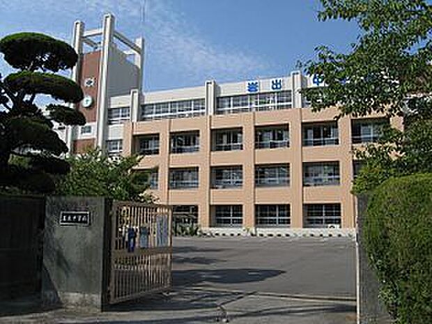 岩出市立岩出中学校まで1570m