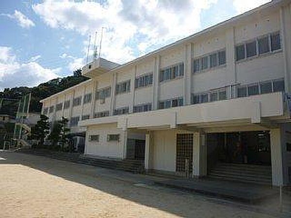海南市立下津第一中学校まで439m
