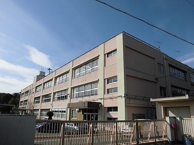 和歌山市立岡崎小学校まで1200m