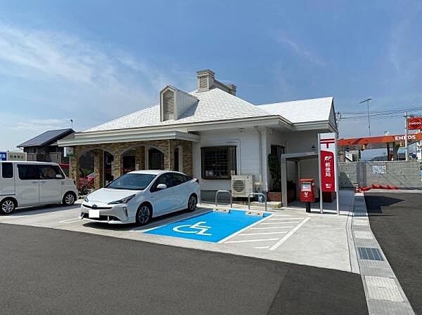 亀川郵便局まで982m