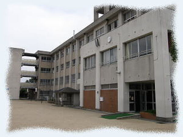 和歌山市立楠見西小学校まで715m