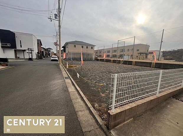 藤戸台小学校至近(740m)徒歩9分、お子さまを育むのに向いた立地です