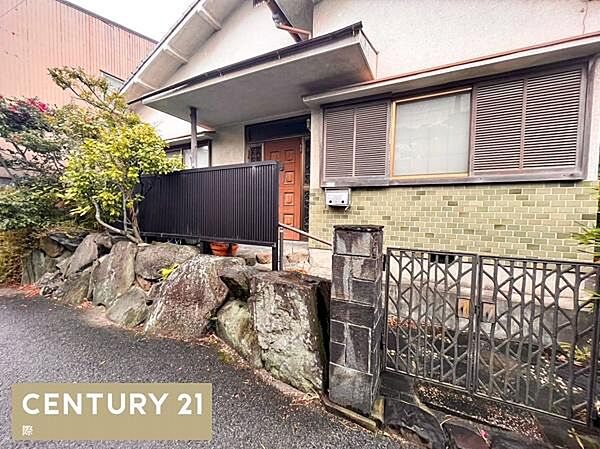 学区の雑賀小学校は約579m（徒歩約7分）、西浜中学校は約672m（徒歩約8分）