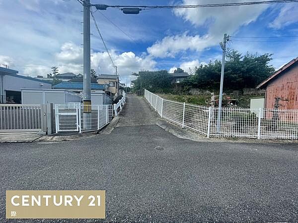 交通量の少ない閑静な住宅街です