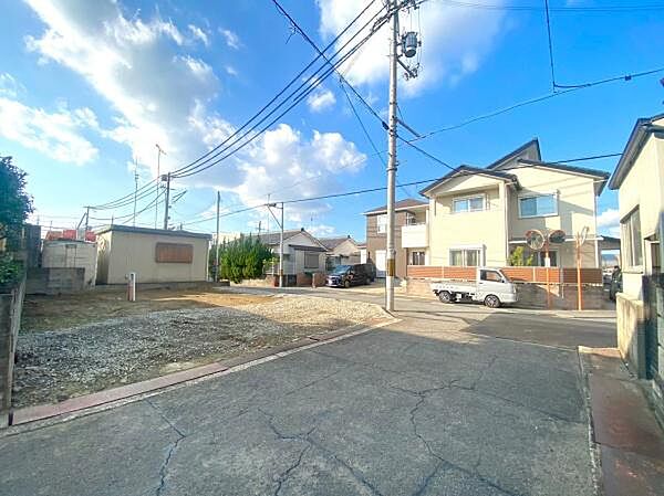学区の岡崎小学校は約1830m（徒歩約22分）、東中学校は約2729m（自転車約12分）