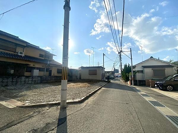 道路幅員広々でラクラク駐車できます♪