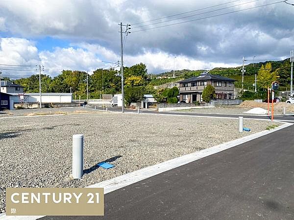 小学校徒歩約12分！スーパーまで車で約5分！小さなお子さまがいるご家族がたくさん住んでいるため、子育てには安心の環境です！