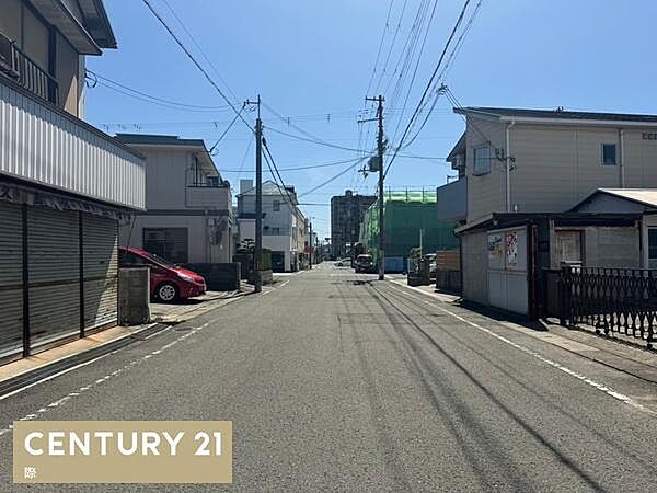 前面道路広々の6ｍあります。車の出し入れ楽々可能で安心です。